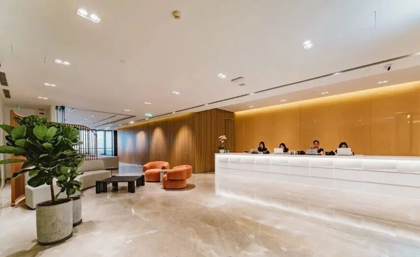 静安嘉里中心共享办公前台区域,白色接待台与等候区